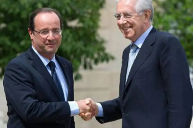 O presidente francês (e) recebe o premier italiano em Paris: Hollande enfatizou a qualidade das relações entre Itália e França (©AFP / Bertrand Langlois)