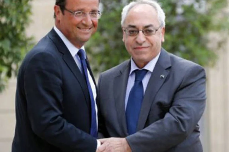 François Hollande (E) recebe Abdel Basset Sayda no Palácio do Eliseu: na véspera, François Hollande já havia recebido no Eliseu o novo mediador internacional Lakhdar Brahimi (©AFP / Pierre Verdy)