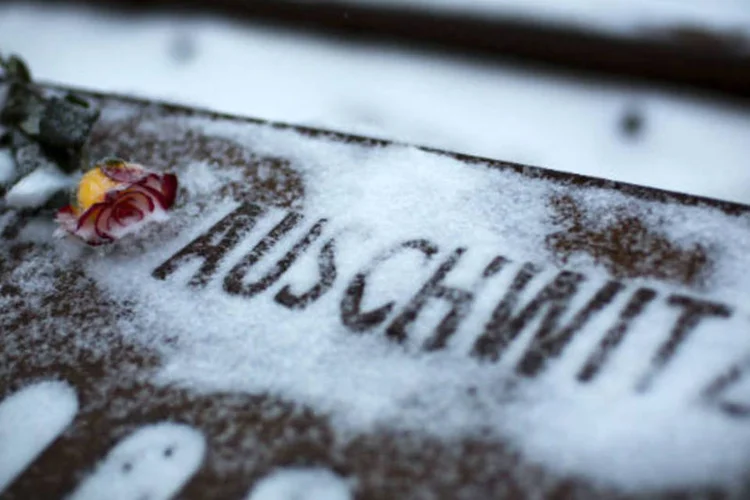 
	Uma flor &eacute; deixada em cima da palavra &quot;Auschwitz&quot;, em memorial em Berlim: eles esperavam que Tremmel enfrentasse a justi&ccedil;a mesmo no fim da vida
 (Reuters/Thomas Peter)