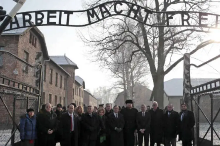 
	Pessoas na entrada do campo de concentra&ccedil;&atilde;o de Auschwitz
 (Kacper Pempel/Reuters)