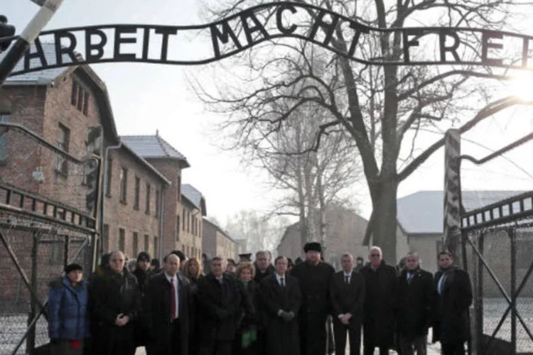 Pessoas na entrada do campo de concentração de Auschwitz, na Polônia (Kacper Pempel/Reuters)
