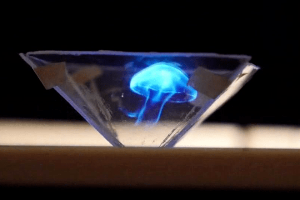Vídeos mostram como celular também pode projetar hologramas