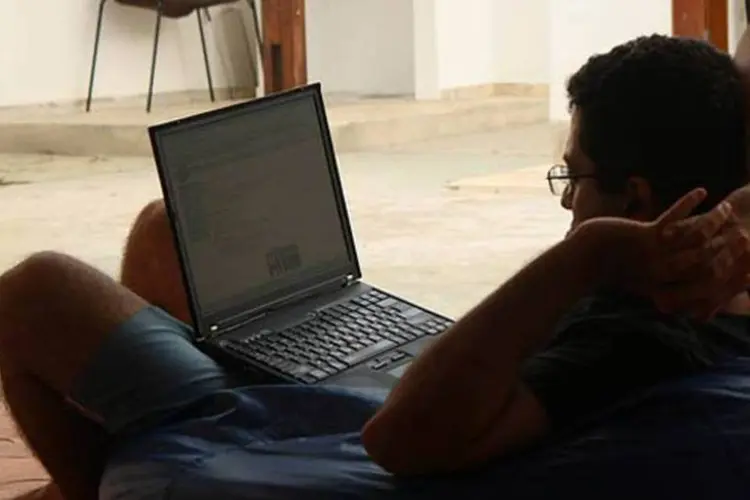 
	Homem trabalha com notebook em home office: a ideia &eacute; que, at&eacute; o fim do primeiro semestre, 100 trabalhadores cumpram suas jornadas fora do escrit&oacute;rio
 (Creative Commons/Flickr)