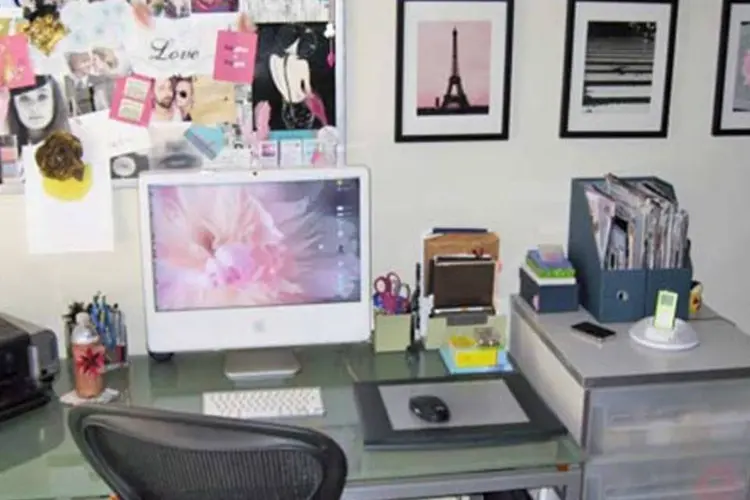 Mesa e computador em home office (Creative Commons/Flickr/Lovemaegan)