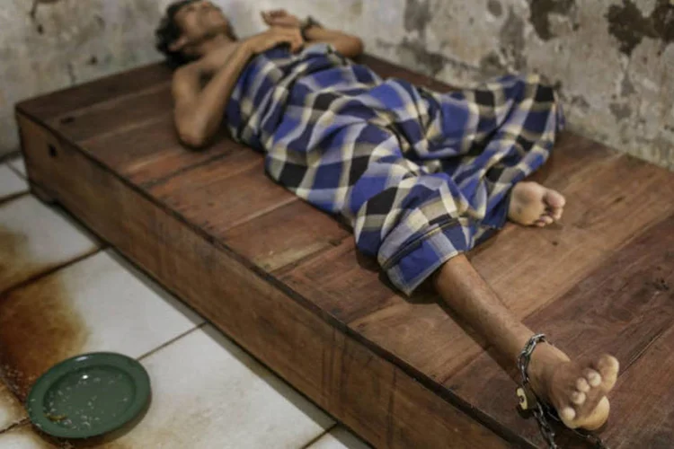 Homem acorrentado na Indonésia: ONG estima que 19 mil pessoas com transtornos mentais vivam hoje acorrentadas ou confinadas no país (Andrea Star Reese/Human Rights Watch)