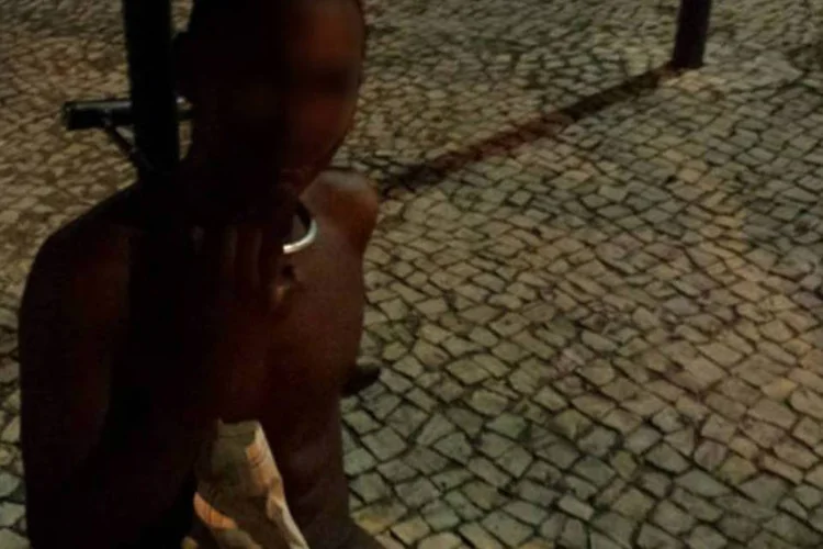 
	Adolescente amarrado em poste no Rio: de acordo com a Pol&iacute;cia Civil do Rio, ele foi flagrado tentando roubar turistas na zona sul
 (Reprodução/Facebook/Yvonne Bezerra de Mello)