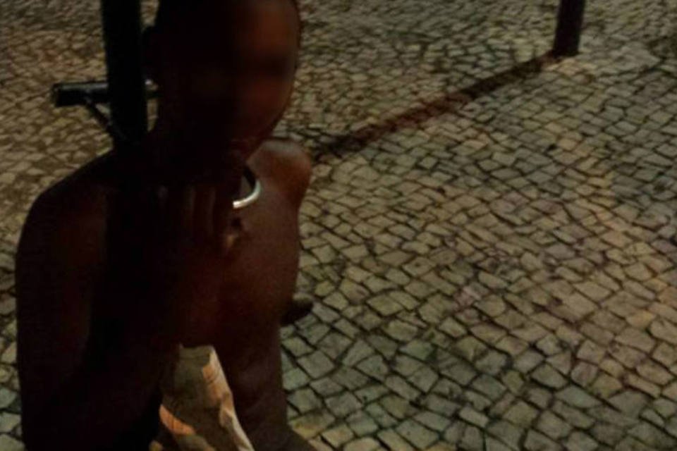Menor preso a poste é detido assaltando estrangeiros no Rio