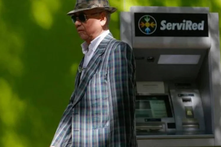 Homem passa na frente de um caixa eletrônico do Bankia, em Madri (Juan Medina/Reuters)