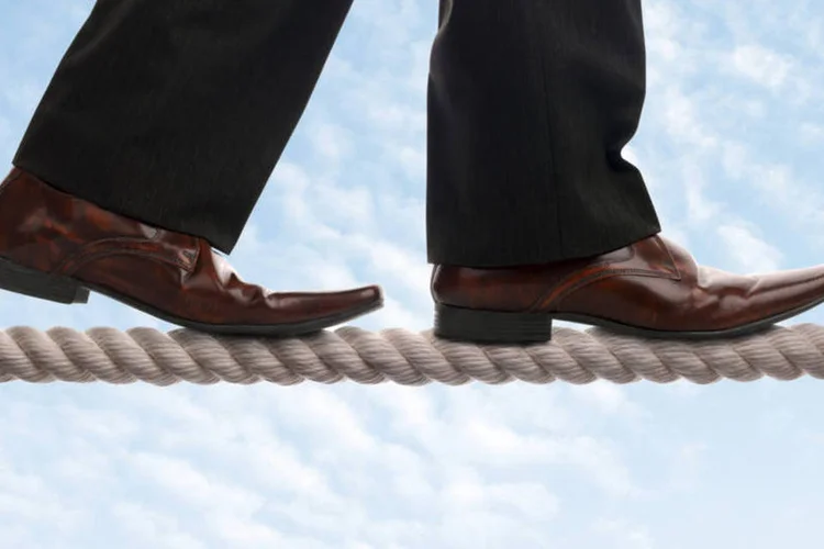 
	Homem anda por uma corda: Segundo especialista, para um banco do porte do HSBC, os riscos s&atilde;o baixos
 (BrianAJackson/Thinkstock)