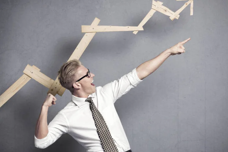 Homem aponta para cima: Ações do Itaú e da Suzano são as mais indicadas para o mês de junho (Thinkstock/Otmar Winterleitner)