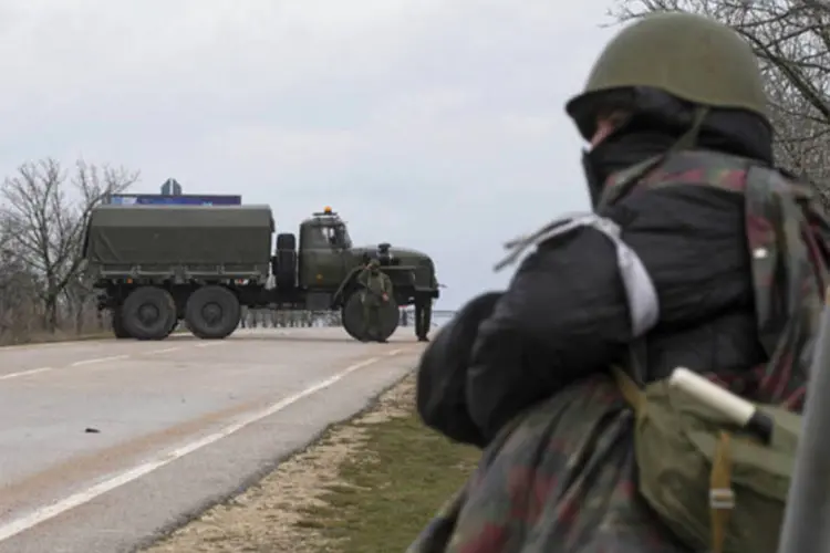 
	Homem armado de guarda em frente a aeroporto na Crim&eacute;ia:&nbsp;&quot;considero quase um milagre que se tenha evitado um banho de sangue&quot;, diz emiss&aacute;rio especial da OSCE
 (Baz Ratner/Reuters)