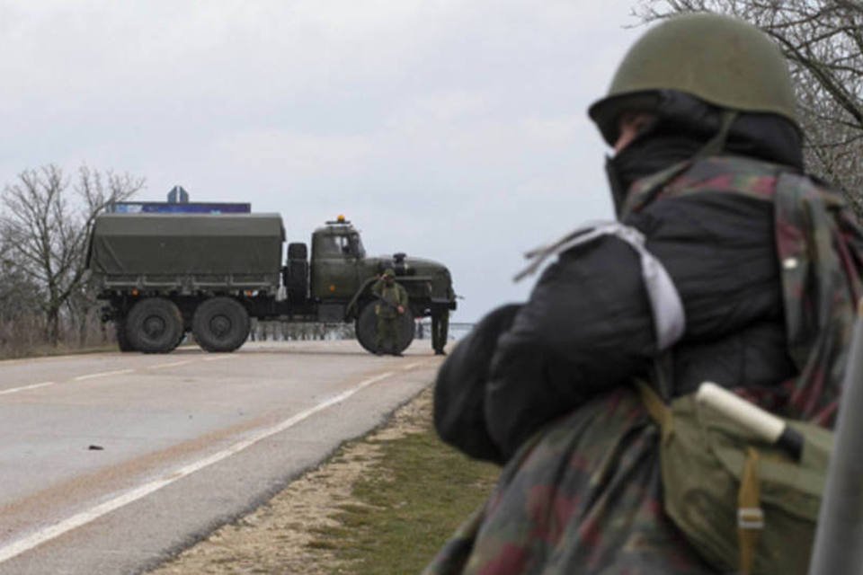 Rússia dá ultimato para forças na Crimeia se renderem