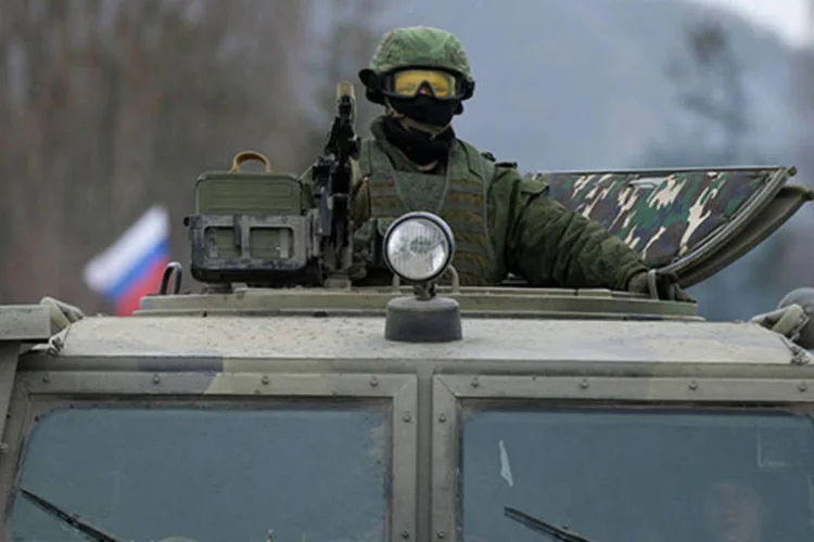 
	Homem armado em um ve&iacute;culo blindado: ve&iacute;culos tinham distintivos russos, diz fonte
 (Reuters)