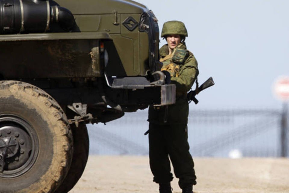 Caminhões com tropas russas chegam à Crimeia, diz Ucrânia