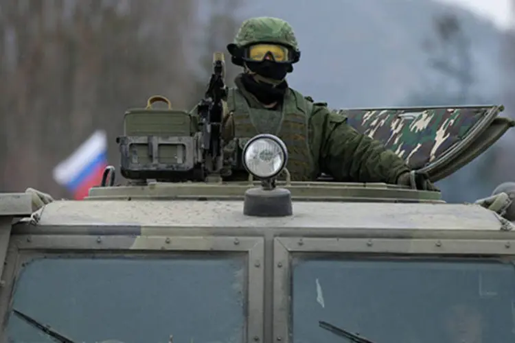 
	Homem armado em ve&iacute;culo blindado de transporte de pessoal na Ucr&acirc;nia
 (Reuters)