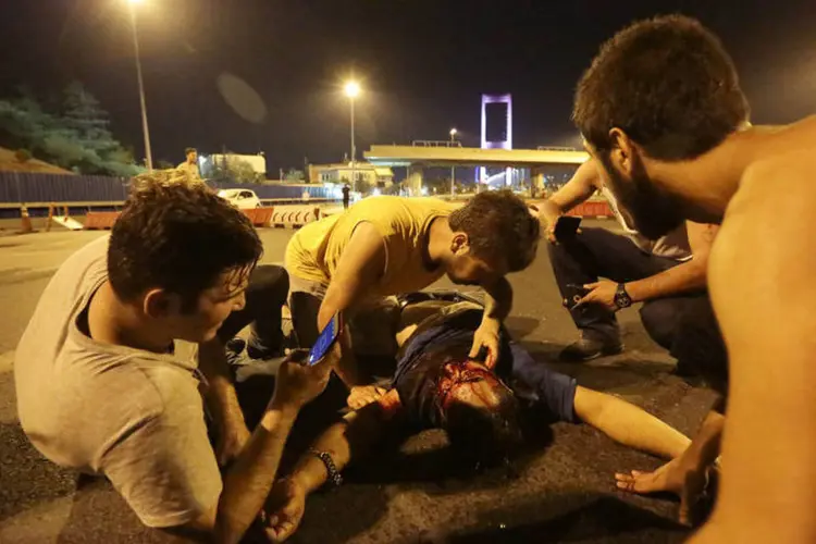 
	Homem ferido em Istambul, Turquia: do total de mortos, pelo menos 100 est&atilde;o entre os rebeldes, segundo informou o chefe das For&ccedil;as Armadas
 (Gokhan Tan/Stringer/Getty Images)