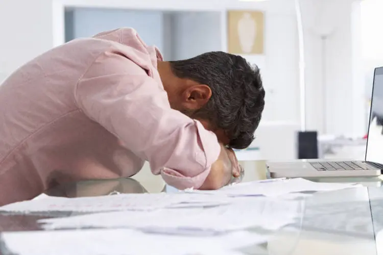 
	Homem cansado em frente ao computador: ainda segundo o BC, o comprometimento de renda das fam&iacute;lias com o Sistema Financeiro Nacional (SFN) subiu um pouco de junho (22,1%) para julho (22,2%)
 (Thinkstock)