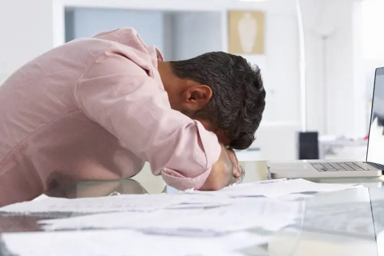 
	Homem estressado no trabalho: pesquisa mostra que o in&iacute;cio da semana de trabalho &eacute; quando as pessoas est&atilde;o mais propensas a se candidatarem a um novo emprego
 (Thinkstock)