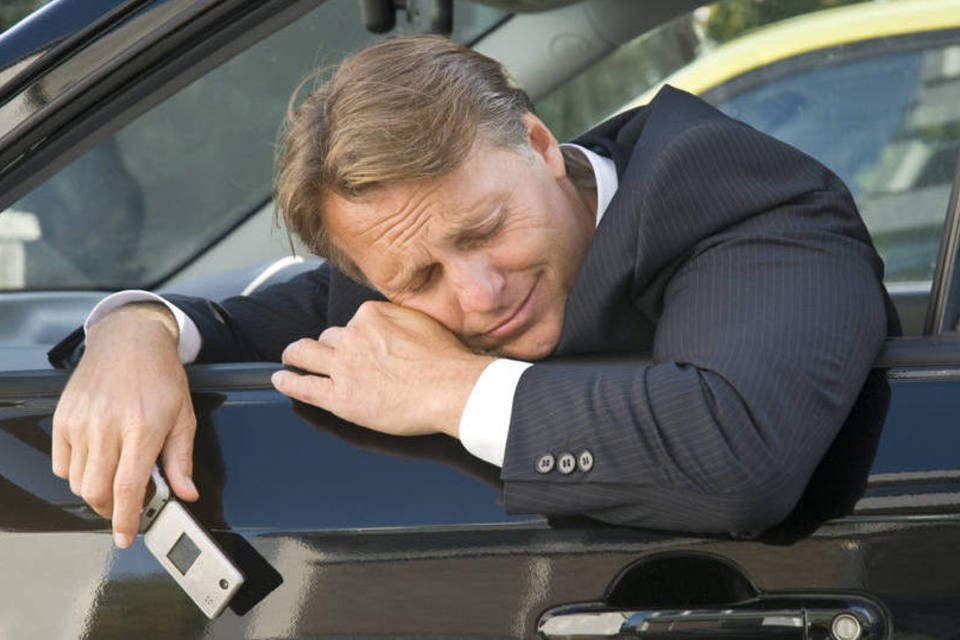 
	Homem triste dentro de carro: Empresas fazem promo&ccedil;&otilde;es que chegam a isentar cliente das presta&ccedil;&otilde;es em caso de desemprego
 (Andrew Lever/Thinkstock)