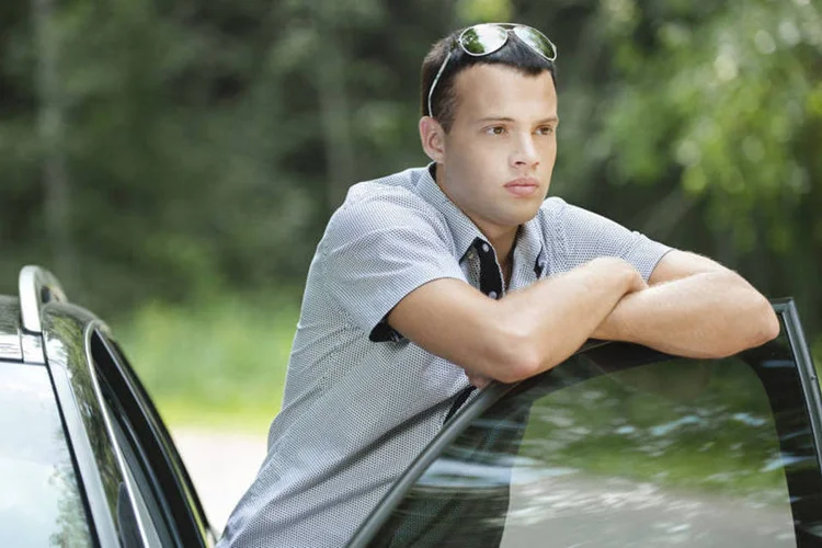 
	Homem em um carro: Ter um financiamento n&atilde;o &eacute; uma condi&ccedil;&atilde;o que, por si s&oacute;, obriga o contribuinte a entregar a declara&ccedil;&atilde;o
 (-101PHOTO-/Thinkstock)
