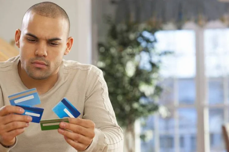 
	Dentre as principais d&iacute;vidas que devem ser quitadas com o 13&ordm; est&atilde;o as do cart&atilde;o de cr&eacute;dito (para 44% dos entrevistados)
 (Thinkstock)