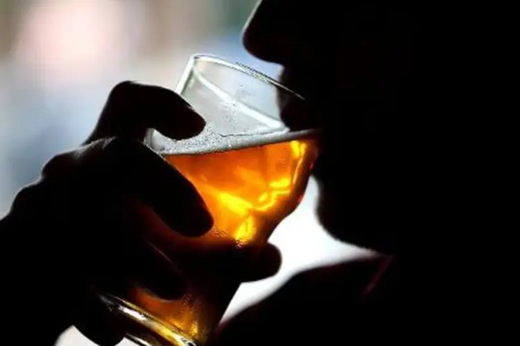 
	Homem bebe cerveja: entre aqueles com carteira de motorista, 24,3% disseram ter dirigido depois de beber
 (Justin Sullivan/AFP)