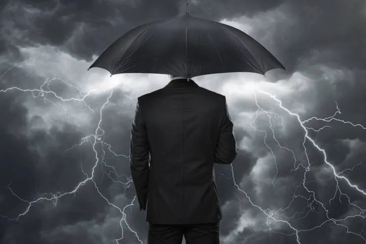 Homem na chuva (Thinkstock/Nastco)