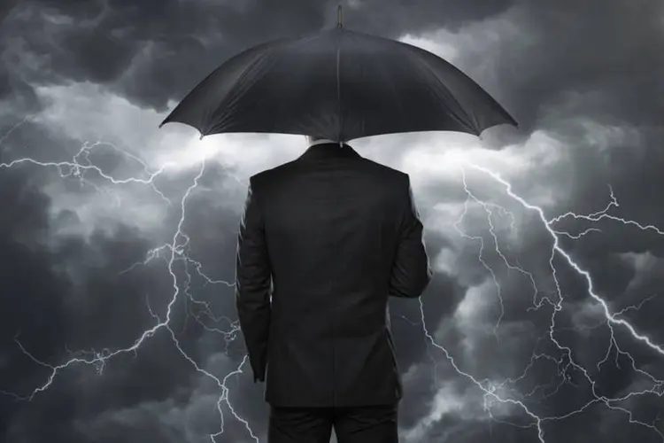 
	Homem na chuva: COE permite ao investidor acessar aplica&ccedil;&otilde;es sofisticadas, sem correr riscos de preju&iacute;zos
 (Thinkstock/Nastco)