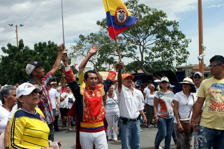 
	Homem colombiano vestido de Sim&oacute;n Bol&iacute;var protesta contra governo da Venezuela: Nicol&aacute;s Maduro pediu uma reuni&atilde;o com o presidente colombiano para tratar da quest&atilde;o da fronteira
 (REUTERS/Manuel Hernandez)