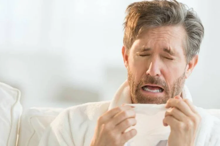 
	Homem espirrando: v&iacute;rus da gripe circula sempre e preven&ccedil;&atilde;o deve ser permanente, diz professor da Unesp
 (Thinkstock/tetmc)