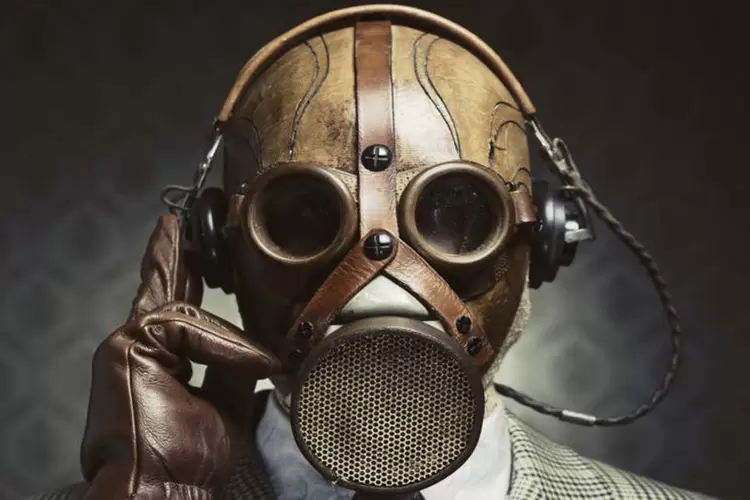 Homem com máscara de gás e fone de ouvido (Thinkstock/cyano66)