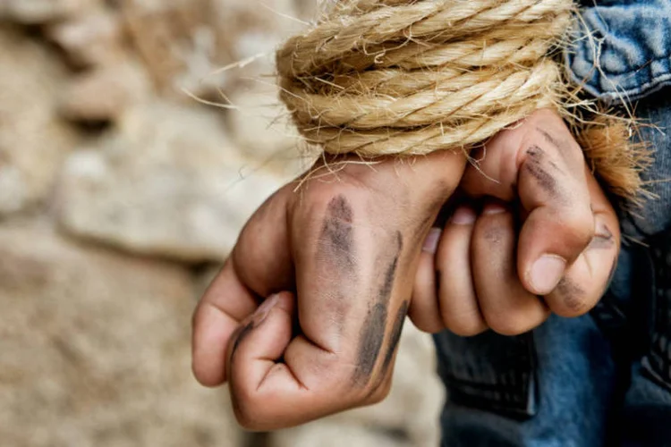 Homem com os punhos amarrados: levantamento da RSF mostra que violações contra liberdade de imprensa e jornalistas aumentaram em todo o mundo (Digital21/ThinkStock)