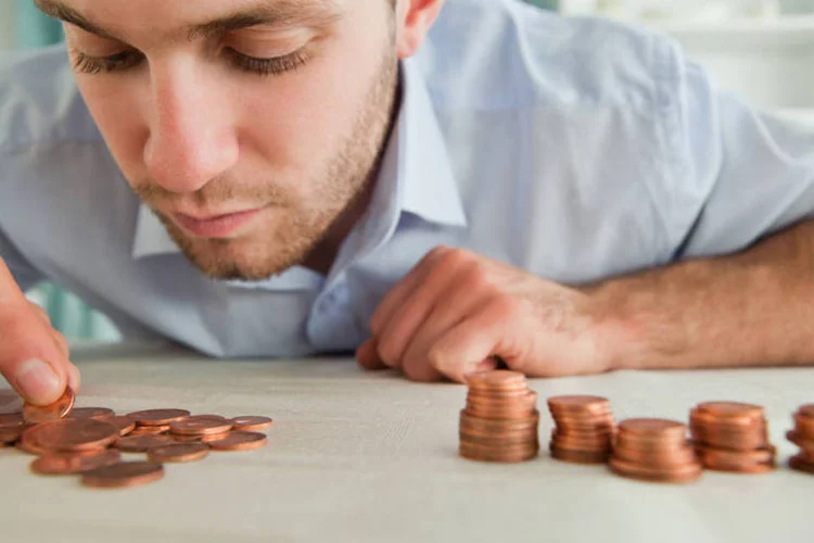
	Dinheiro: Em setembro, brasileiros pagaram, em m&eacute;dia, R$ 53,83 em juros do cheque especial
 (Thinkstock)