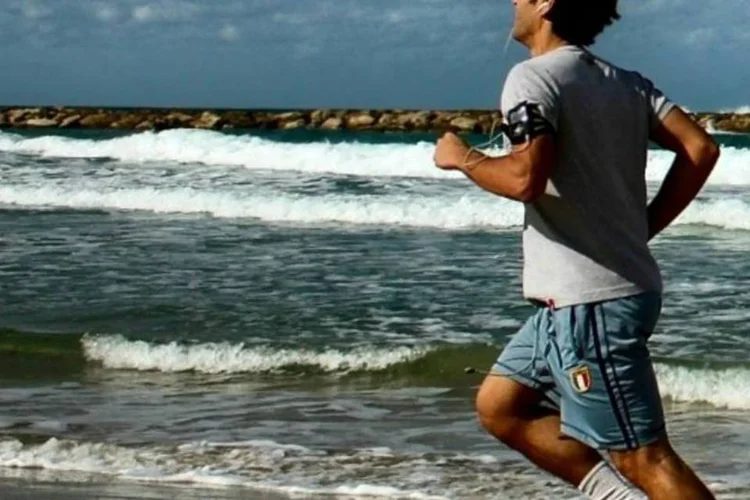 
	Homem correndo na praia: &eacute; tentador desistir de correr durante o calor escaldante; entretanto, o ver&atilde;o &eacute; a &eacute;poca de se comprometer com seriedade
 (Stock.XCHNG)