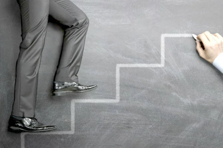 Homem subindo escada: degraus de sucesso (foto/Thinkstock)
