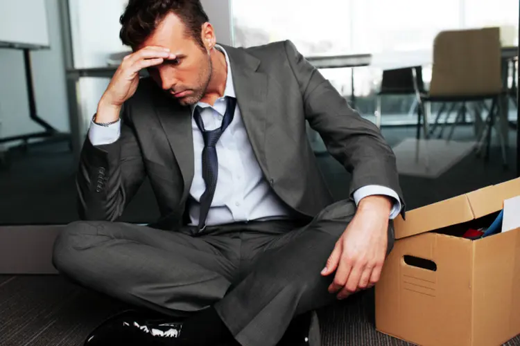 Homem após demissão: sentimentos negativos não devem ser reprimidos, diz especialista (Thinkstock/BartekSzewczyk)