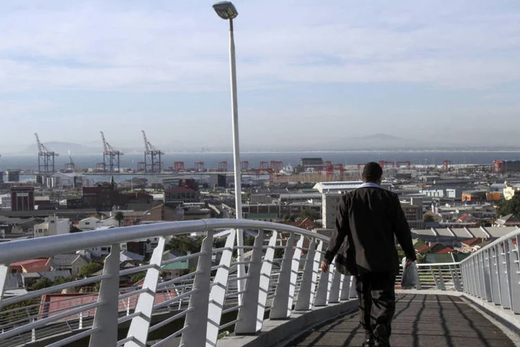 Homem desce ponte na Cidade do Cabo na África do Sul: seu PIB está perdendo força relativa (Nadine Hutton/Bloomberg)