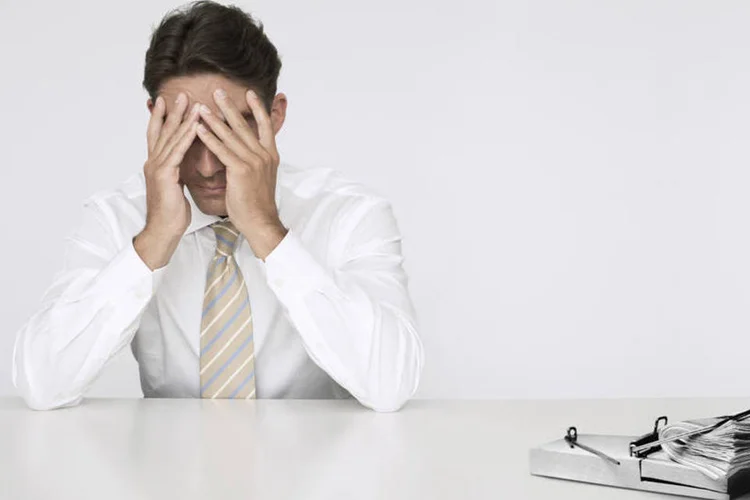 
	Homem estressado diante de uma armadilha com dinheiro: aprenda a mudar comportamentos que prejudicam o or&ccedil;amento
 (moodboard/Thinkstock)