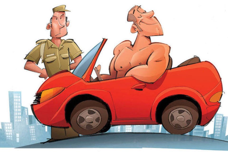 
	Homem dirige sem camisa: dicas para voc&ecirc; n&atilde;o levar aquela multa que nem imagina que merece
 (Mauro Souza/ Quatro Rodas)
