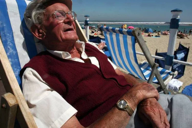Homem dormindo durante um banho de sol (Matt Cardy/Getty Images)