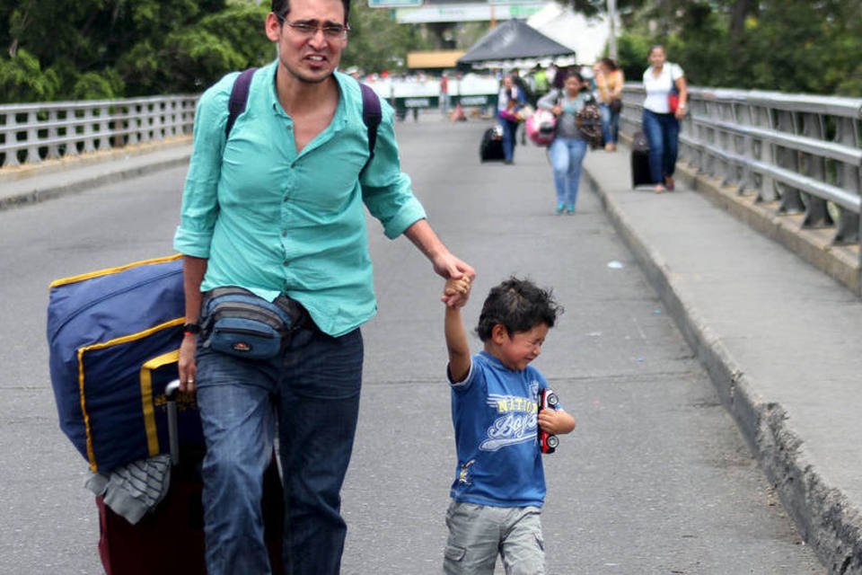 Venezuela faz acordo para regularizar colombianos expulsos