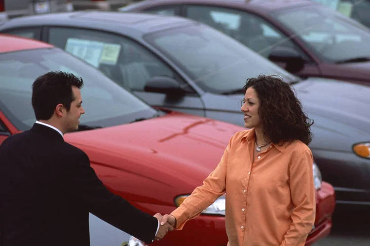 Seja rigoroso com a documentação, a mecânica e o passado do carro para fechar negócio (Jupiterimages/ Thinkstock)
