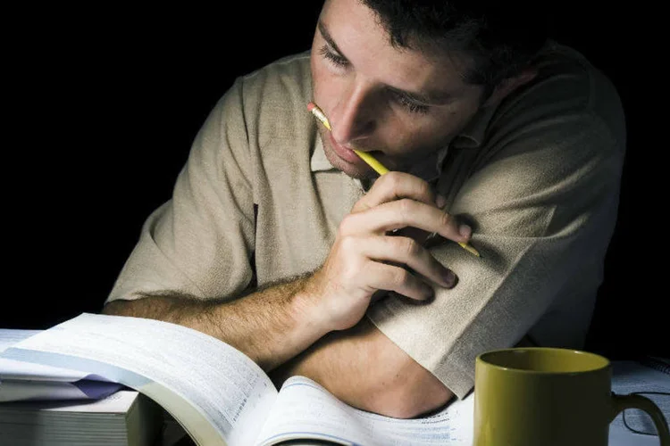 homem-estudando (OcusFocus/Thinkstock)