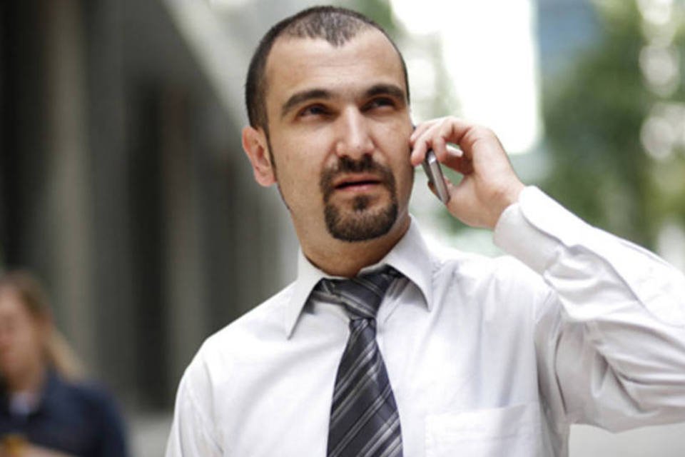 Homem falando ao celular (Stock.xchng)