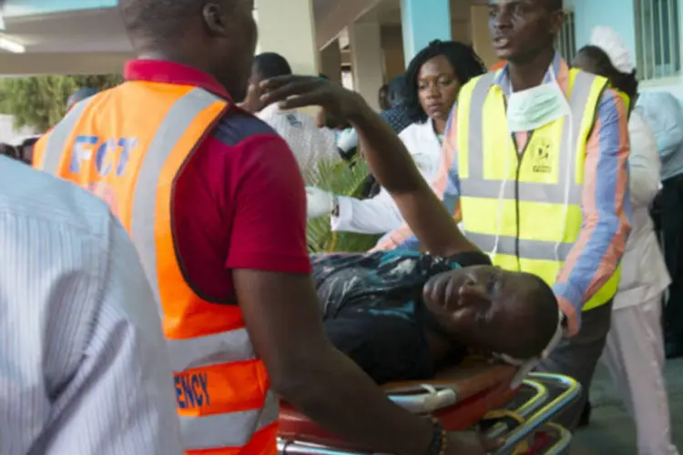 Homem chega ao hospital: testemunhas disseram ver partes de corpos espalhadas na saída do shopping (Afolabi Sotunde/Reuters)