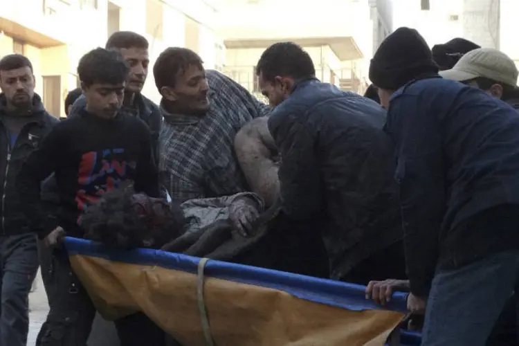 Homem ferido após ataque do regime: mais de 200.000 morreram desde início do conflito na Síria (Msallam Abd Albaset/Reuters)