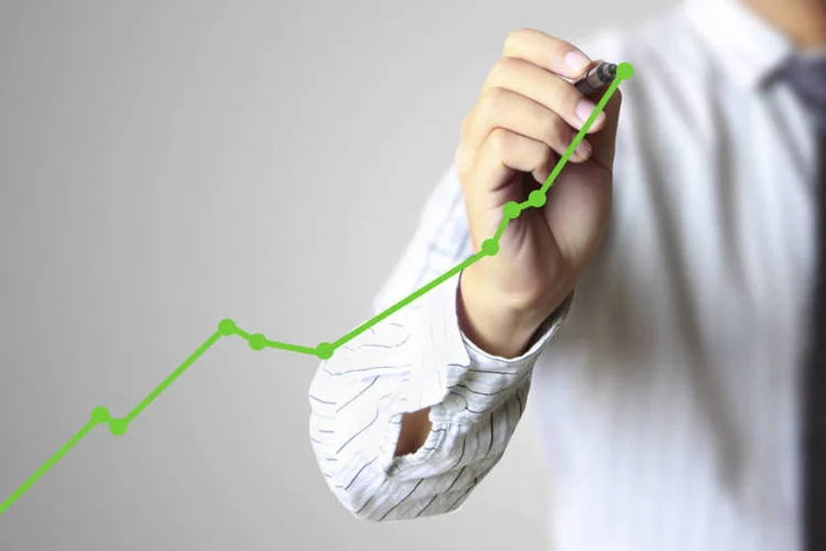 
	Homem desenha gr&aacute;fico: Aplica&ccedil;&otilde;es de renda vari&aacute;vel, que s&atilde;o mais arriscadas, lideram balan&ccedil;o das aplica&ccedil;&otilde;es de fevereiro
 (ThinkStock/violetkaipa)