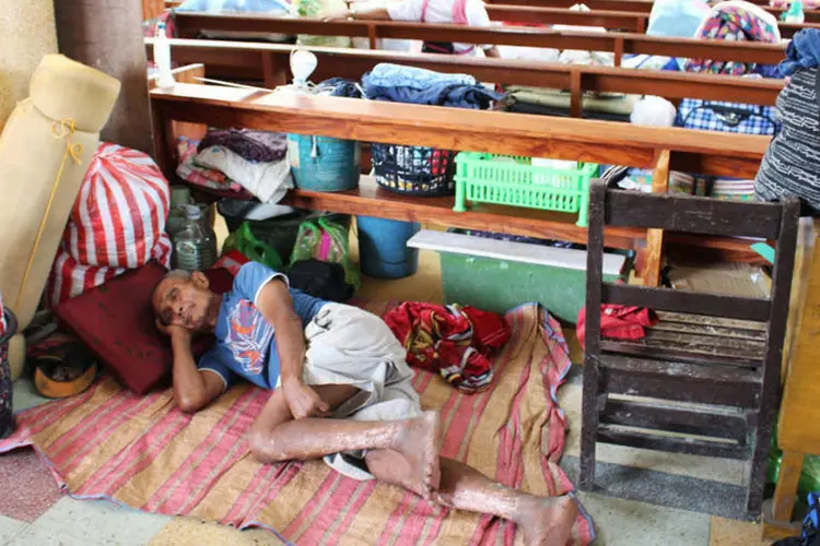 Homem dorme em igreja: mais de 2.000 passageiros ficaram presos nos portos em Manila e na ilha de Mindanao (Rowel Montes/Reuters)