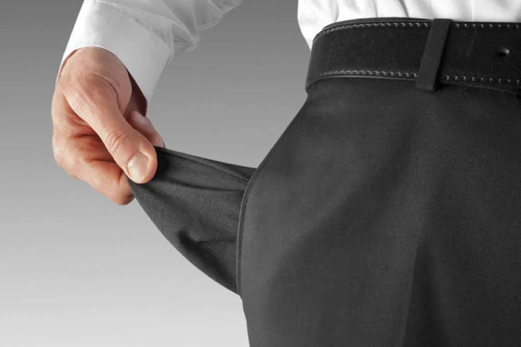
	Homem mostra bolso vazio: Carro financiado foi apreendido pelo banco, mas a&ccedil;&atilde;o judicial para recuperar o bem ainda est&aacute; em andamento
 (AlexKalina/Thinkstock)