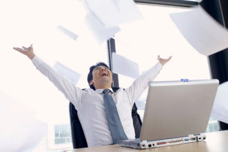 homem-jogando-papeis (Thinkstock)
